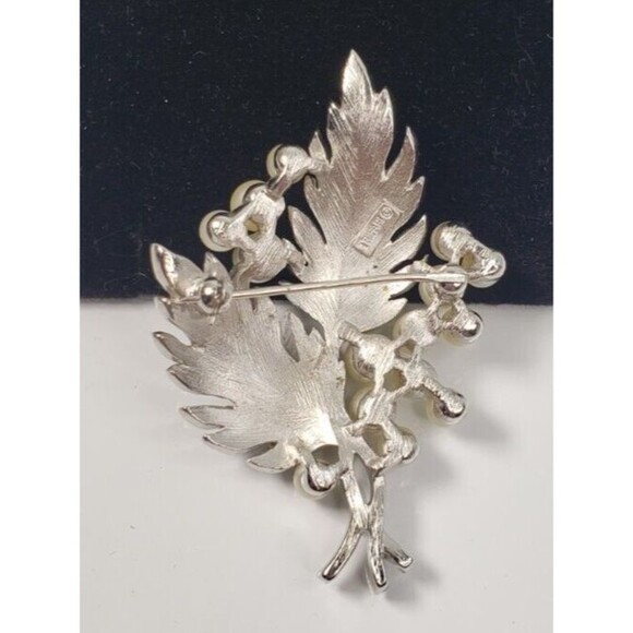 Vintage Crown TRIFARI Signed Pearl and Silver Tone Pin Brooch **rare** 1950-60's - Picture 7 of 8